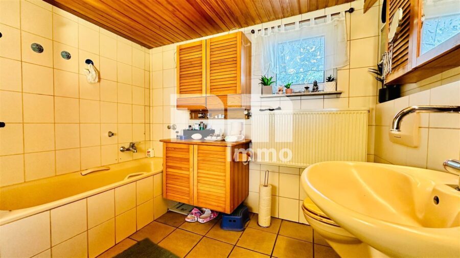 Ein- bis Zweifamilienhaus in hervorragender Lage mit großem Grundstück - Badezimmer / Dusche / Wanne EG Gebäudeteil 2